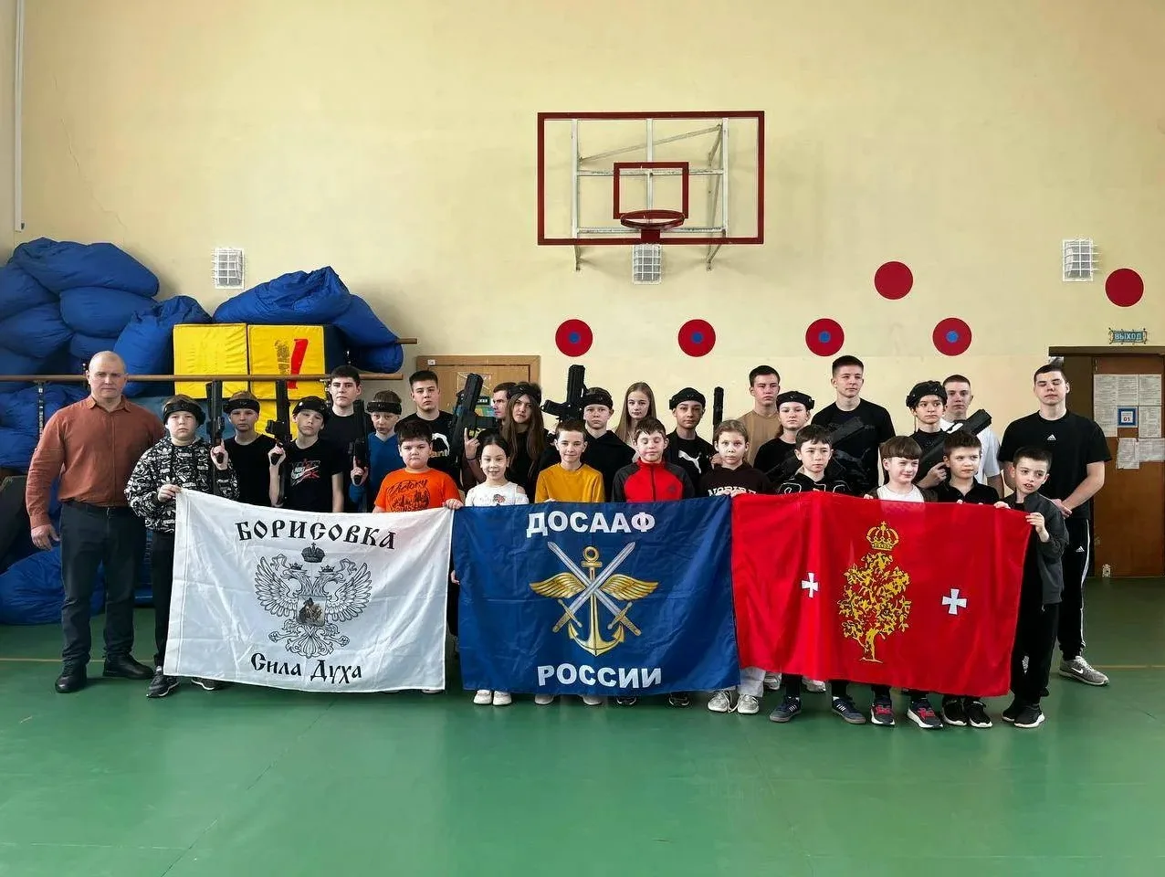 🎯 Весенние каникулы с лазертагом: играем с пользой!    На весенних каникулах ученики школы открыли д