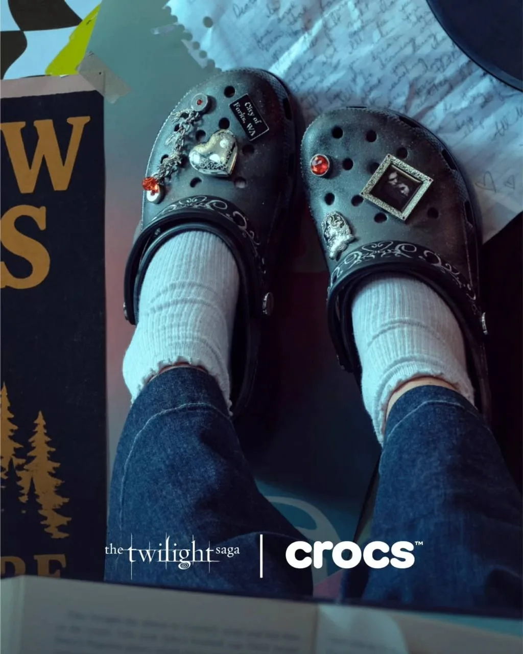 Crocs заколлабились с «Сумерками» и выпустили черевички для пробежек по лесам Форкса 🩸  За джиббитсы