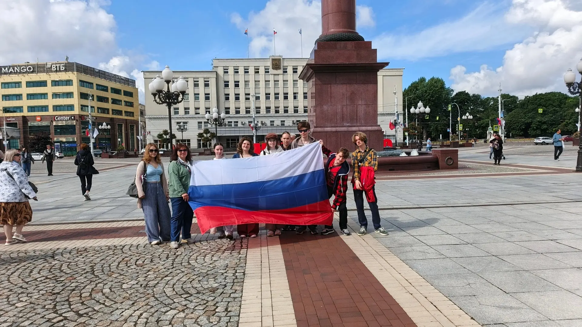 ВЕКТОР В ПЯТЁРКЕ ЛУЧШИХ: НАШЕ ПУТЕШЕСТВИЕ ВО ВРЕМЕНИ 🇷🇺

В День России, 12 июня, команда гимназии 
