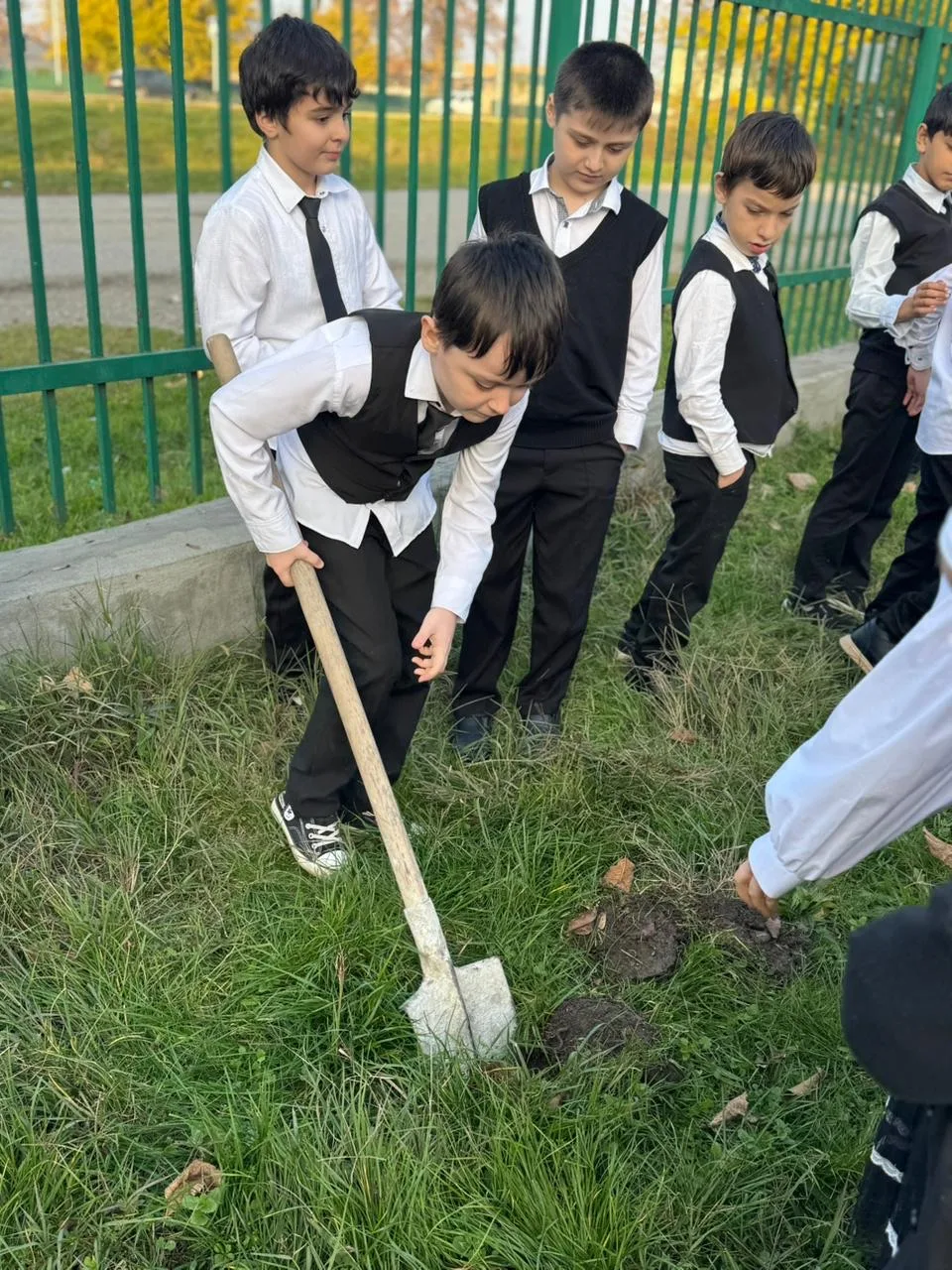 Акция «Благоустройство школьного двора»

В в нашей школе состоялась ежегодная акция по озеленению — 