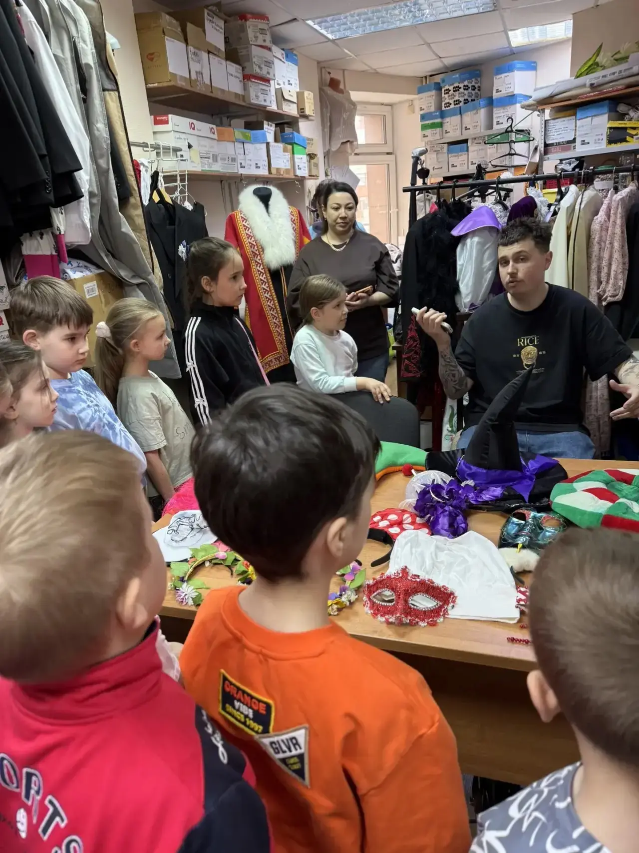🎭✨ За кулисами начинается волшебство! ✨🚪  19 мая учащиеся 1 «К» класса вместе с классным руководител