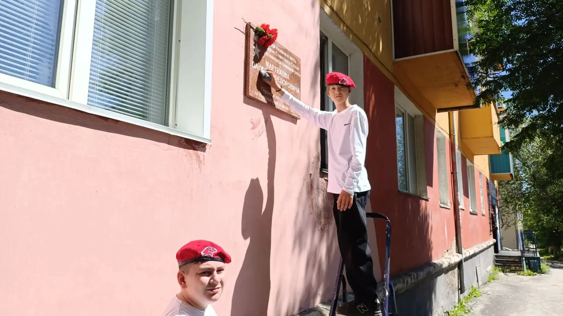 Память в каждом действии: трудовой десант юнармейцев и Волонтеров Победы 🧹🇷🇺 

Память о героях Ве
