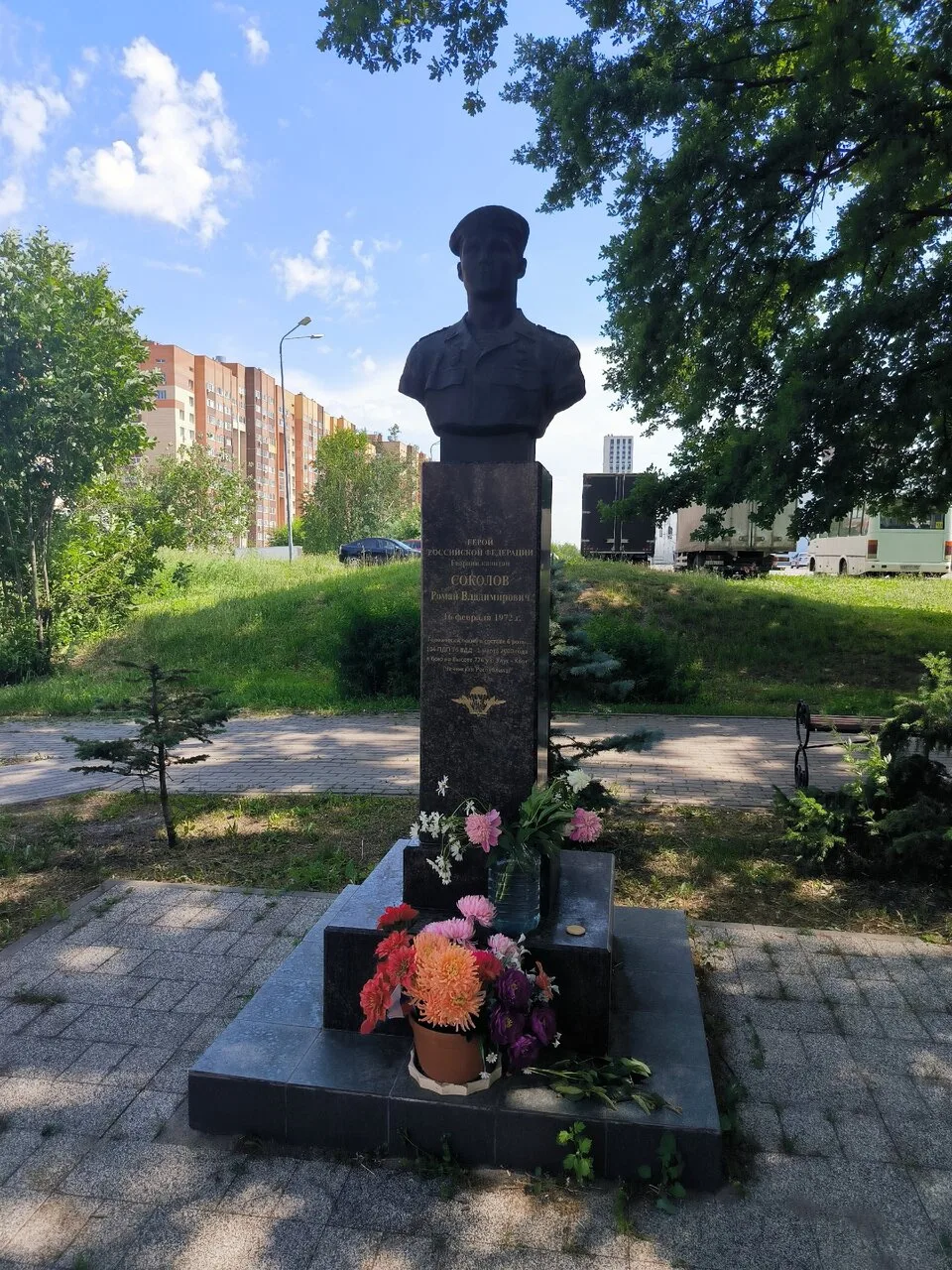 Доброго времени суток рязанцы.
В Рязани, в столице ВДВ, есть улица Героев десантников. В сквере по с
