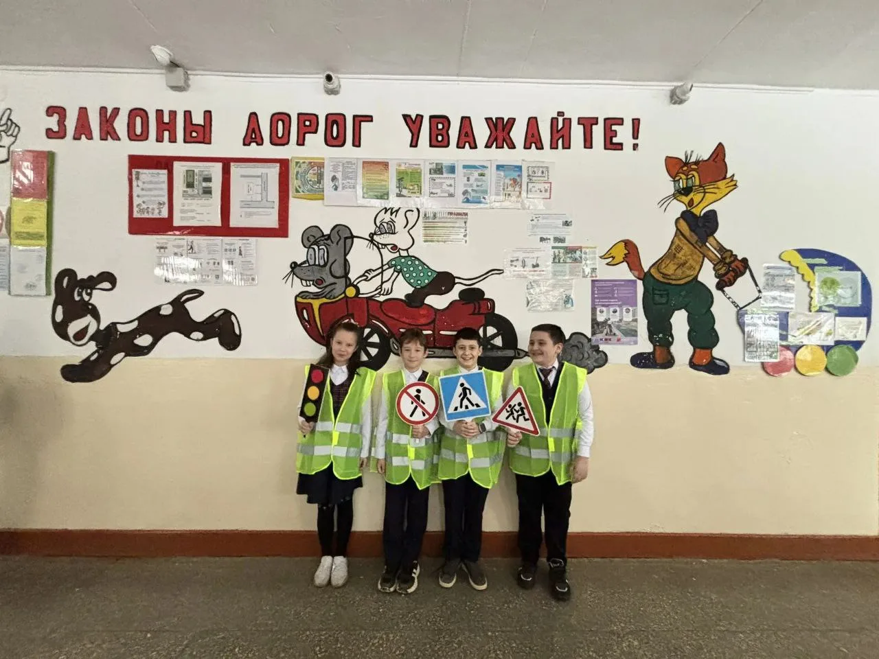 Уважаемые родители и ученики нашей школы!  Сегодня активистами профильного класса " Юная смена ГИБДД
