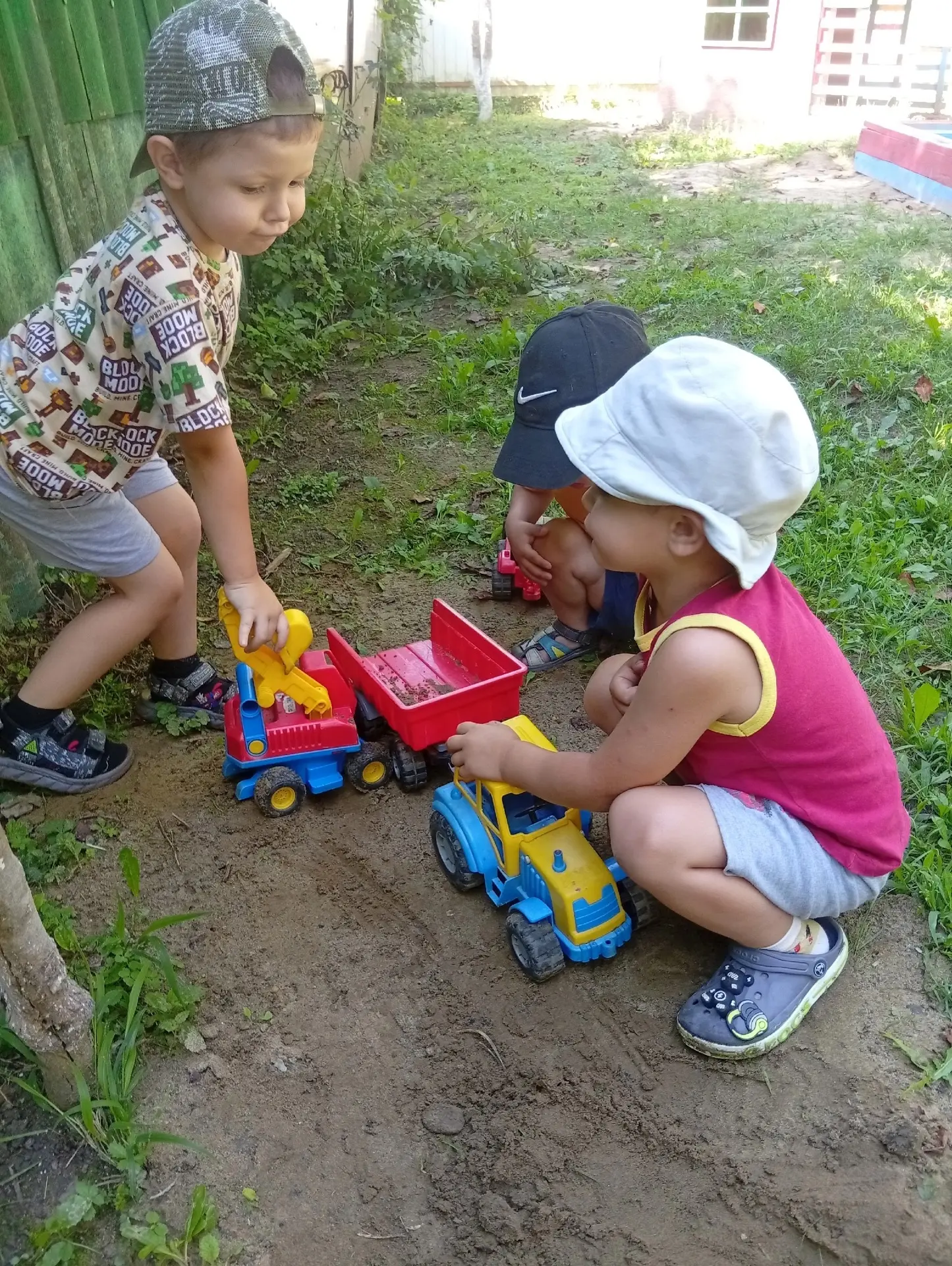 Сегодня на прогулке воспитанники младшей группы играли в 
сюжетно-ролевую игру «Шоферы» 
Дети училис