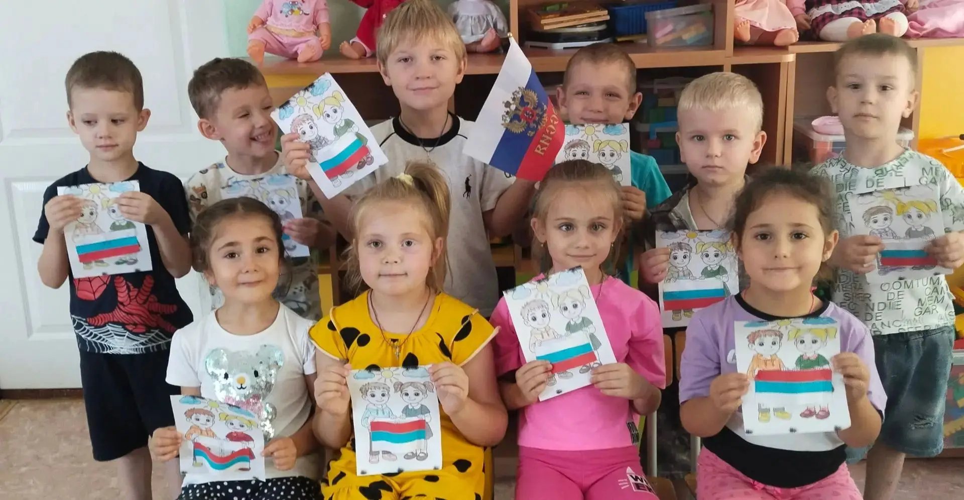День флага России в средней группе.