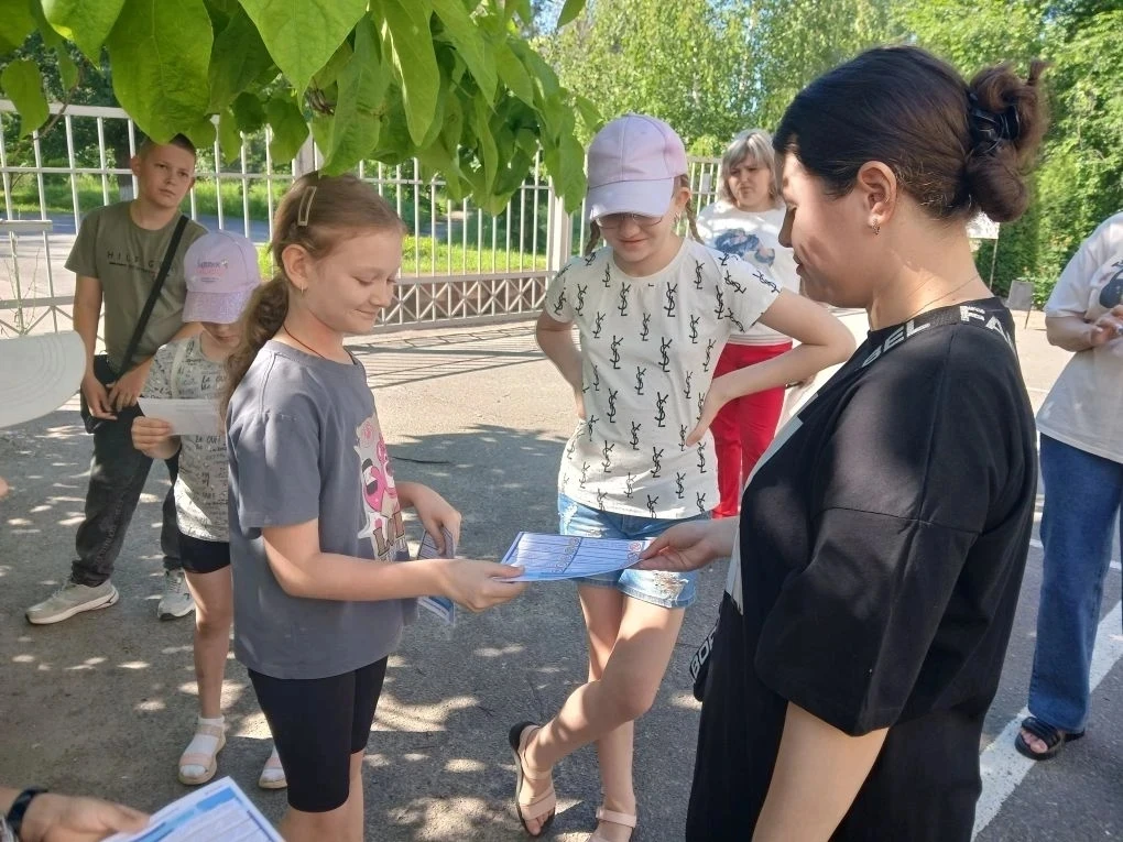 9 июня, в 4 отряде  МКОУ "СШ 3" день начался с пятиминутки  о безопасности в сети Интер...