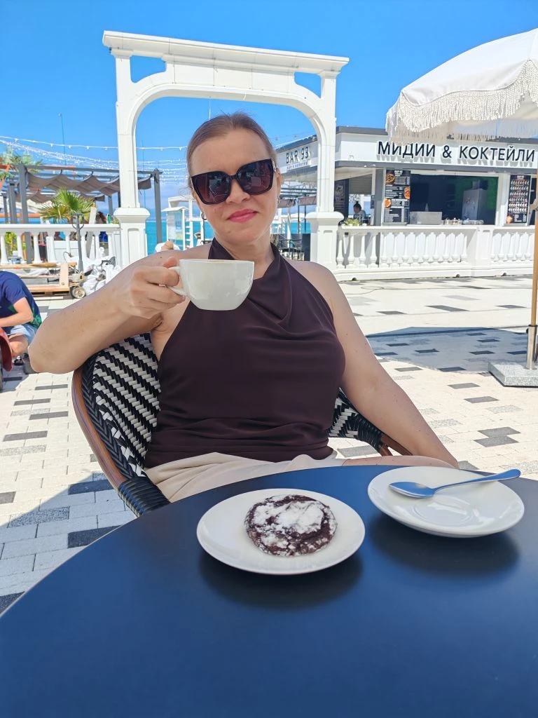 Сижу, пью кофе и вот о чём думаю… ☕️

Как хорошо же мне здесь дышать. Правда. Голова моя реально не 