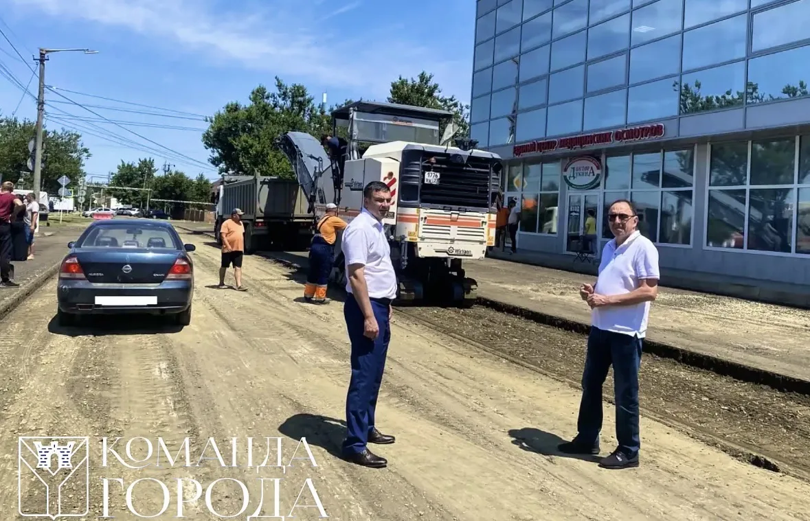 Сегодня выехал на объекты благоустройства. Вместе с подрядчиками проверили ход ремонта на участках:
