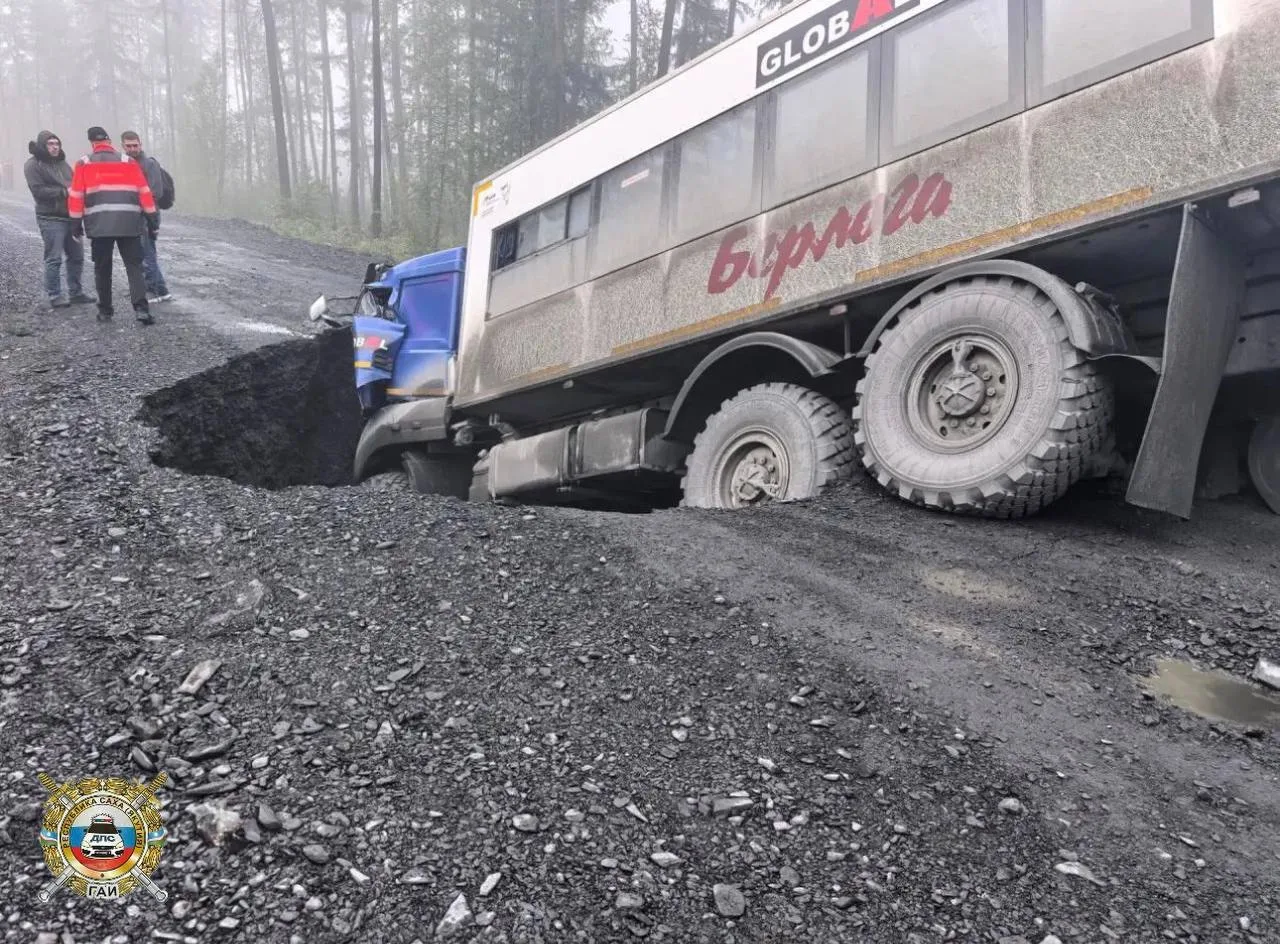 ⚡️ Водитель КАМАЗа погиб, наехав на пролом после размыва дороги в Томпонском районе