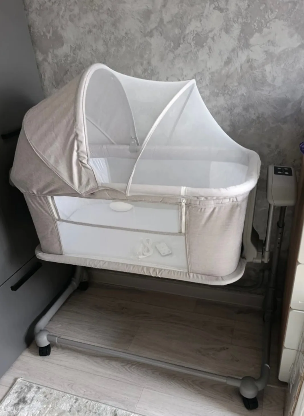 Продам приставную кроватку , в идеальном состоянии,цена 5000р.Тел. 89198030589.