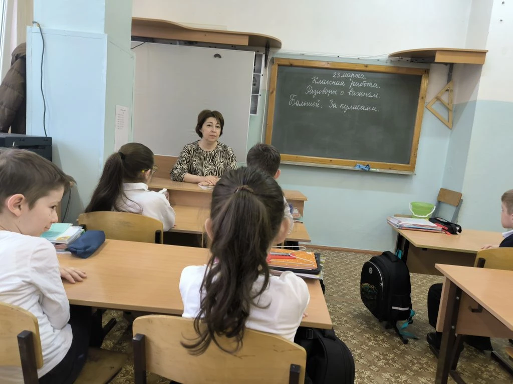 Доброе утро, уважаемые подписчики.  Мы и начали учебную неделю с поднятия государственных флагов Рос