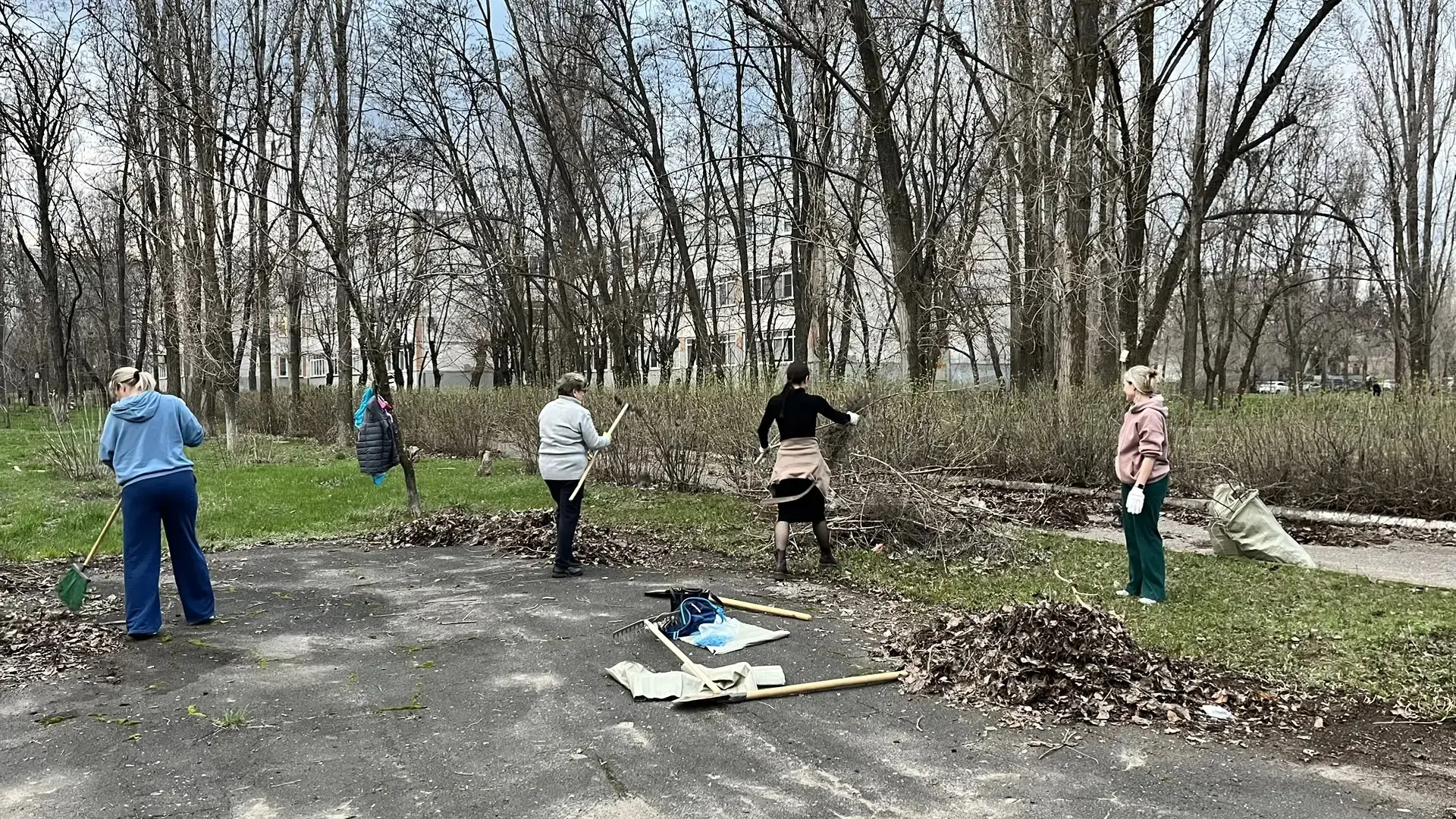 Спасибо за «Уют и заботу»! 🍂  Активные участники акции «Уют и забота» родители учащихся 1 а класса! 