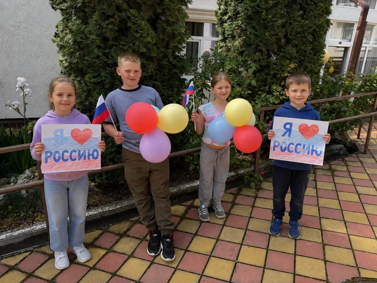 12 июня мы отмечаем важный государственный праздник -День России. 
      Россия - самая большая стра