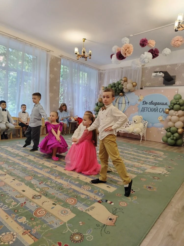 С первым выпускным, ребята подготовительной к школе группы "Радуга"! Пусть детский сад ...