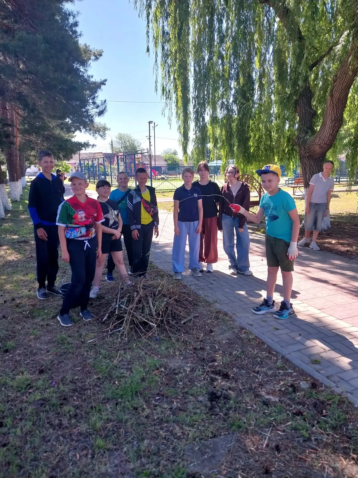 🌿🇷🇺 Акция «Парки Кубани» 🇷🇺🌿

Учащиеся нашей школы вышли на уборку территории у памятника поги