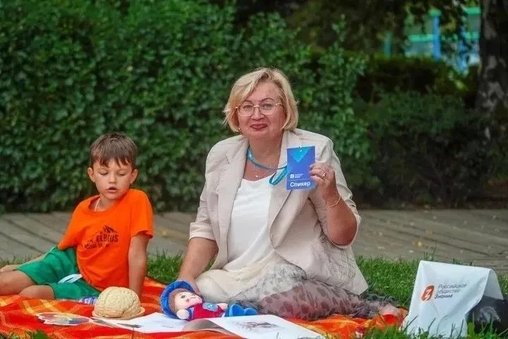 🏞️Вместо аудитории — парк: преподаватель ВГСПУ выступила с лекцией в ЦПКиО Волгограда

Елена Шипило