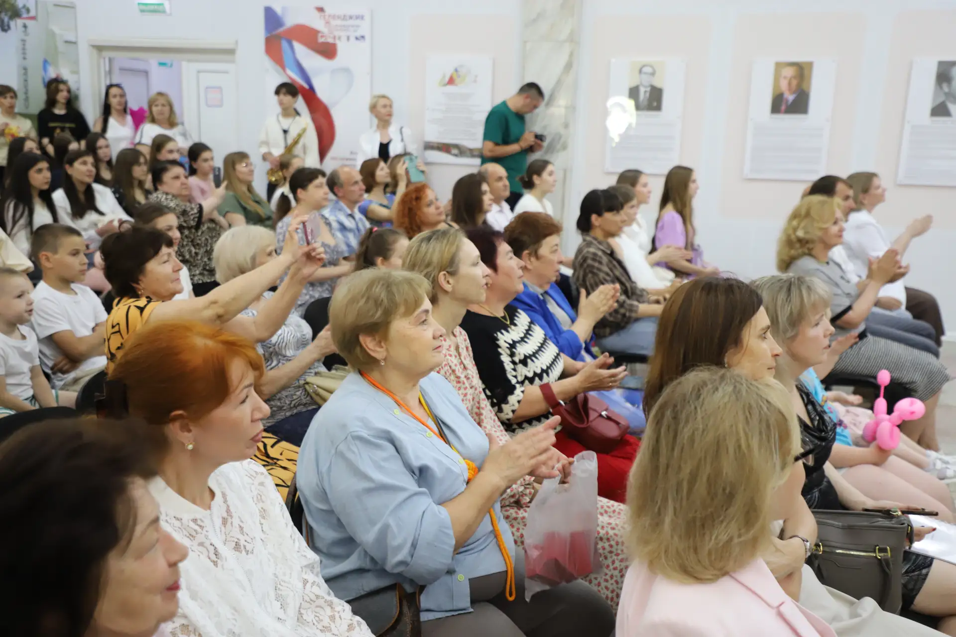 Торжественно выпускникам вручили свидетельства об окончании Детской школы искусств.

Этот день стал 