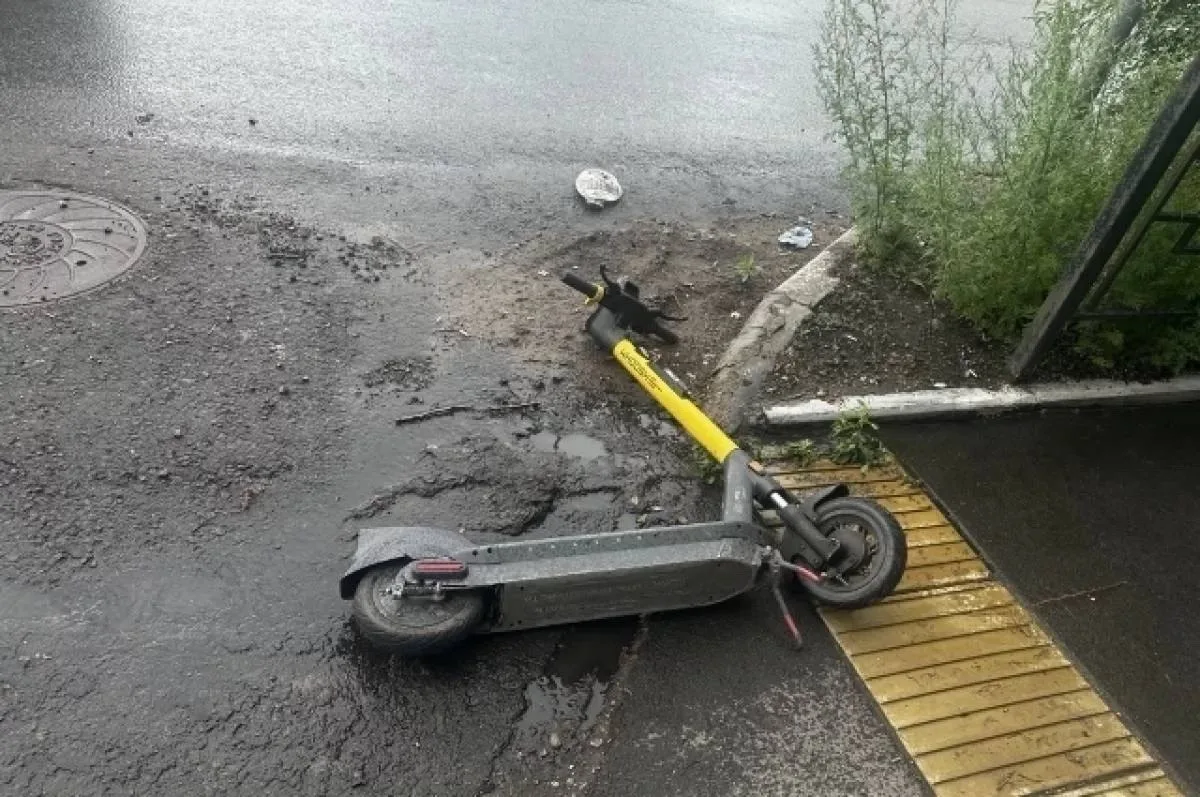 🛴 В Новокузнецке подросток на самокате сбил ребенка — родители выплатят 50 тысяч рублей после ДТП  П
