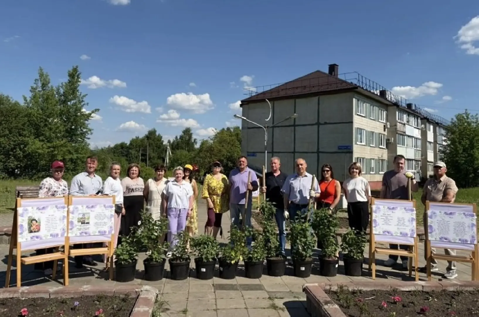 В деревне Ложки появилась новая сиреневая аллея

У Дома культуры высадили десять молодых кустов. 

Д