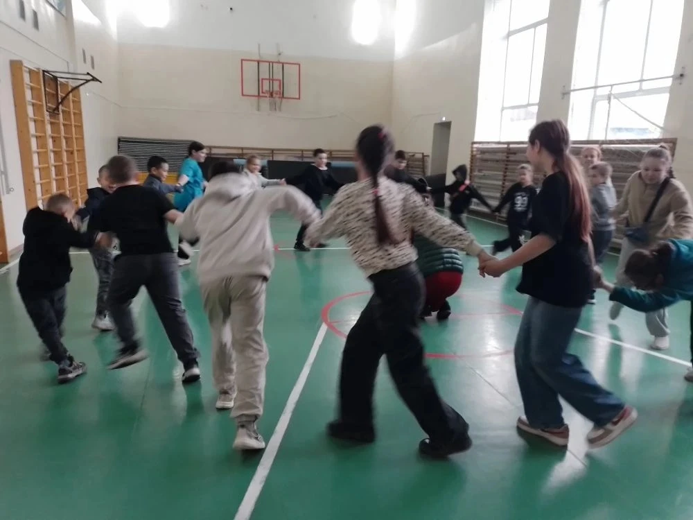 Пришкольный лагерь встретил детей необычной выставкой головных уборов народов России. Но посмотреть 