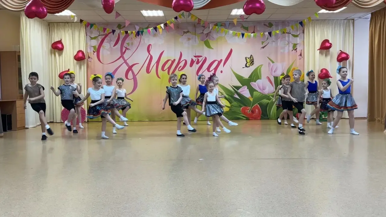 4 и 6 марта малыши из танцевальной студии "Веселая семейка" трогательно поздравили с 8 Марта воспита