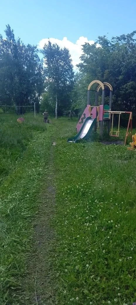 Покос от сорной травы детской площадки в пос. ст. Выры.