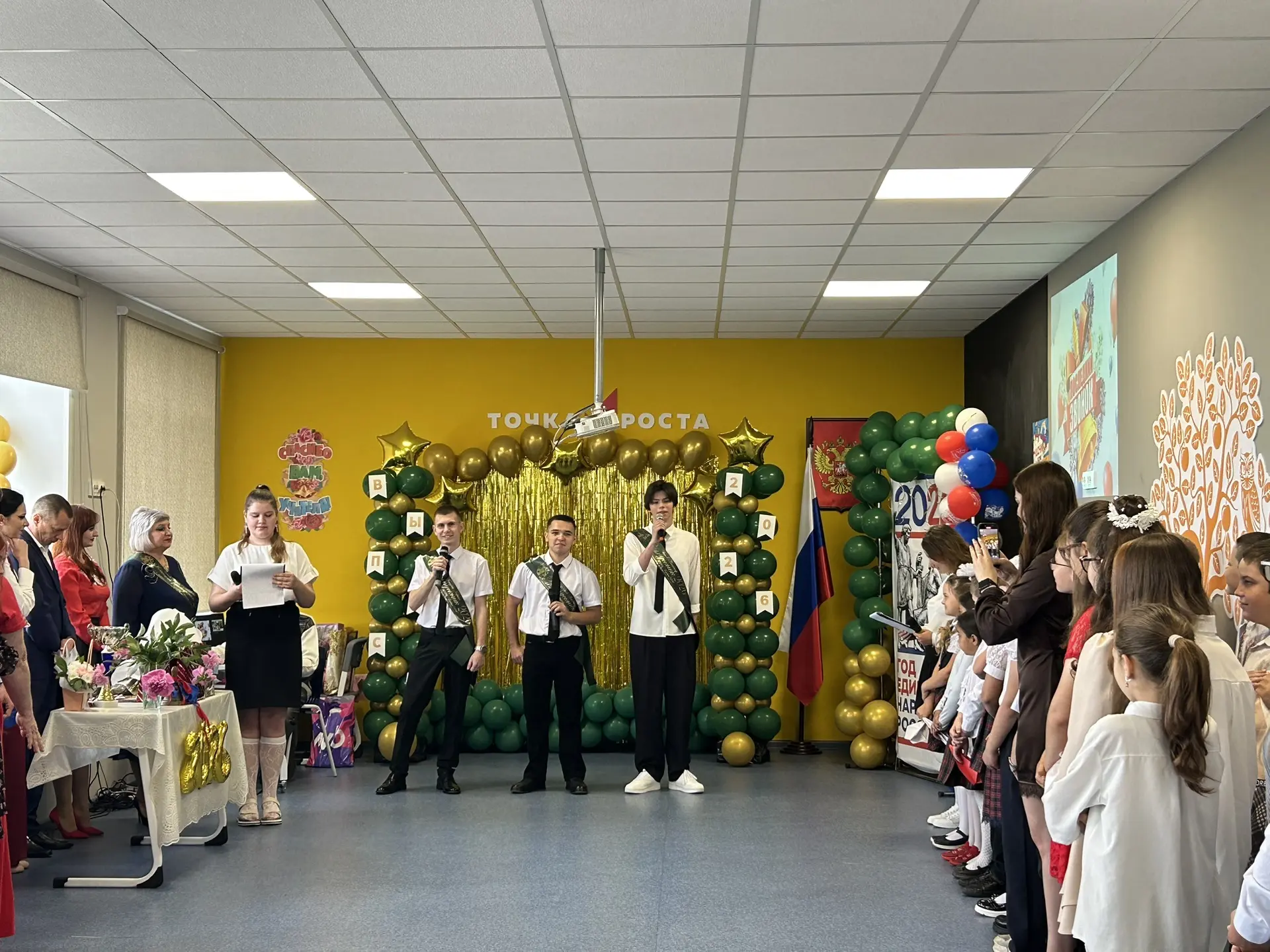 Вот и отзвенел последний звонок для выпускников Бодеевской школы! 🔔