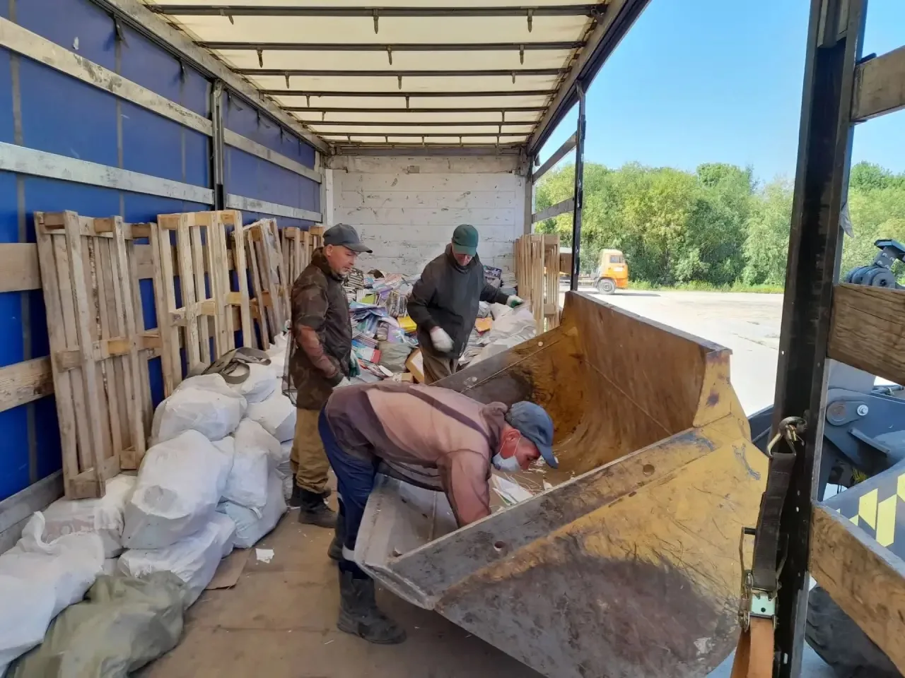 Новую партию макулатуры отправили на переработку из Надыма ♻️

Старые тетради и учебники, книги, газ
