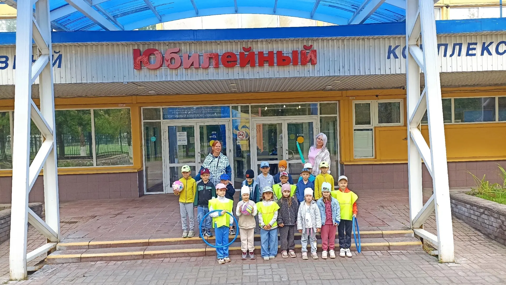 Вчера ребята из летней группы 9 посетили спортивную площадку у физкультурного комплекса...