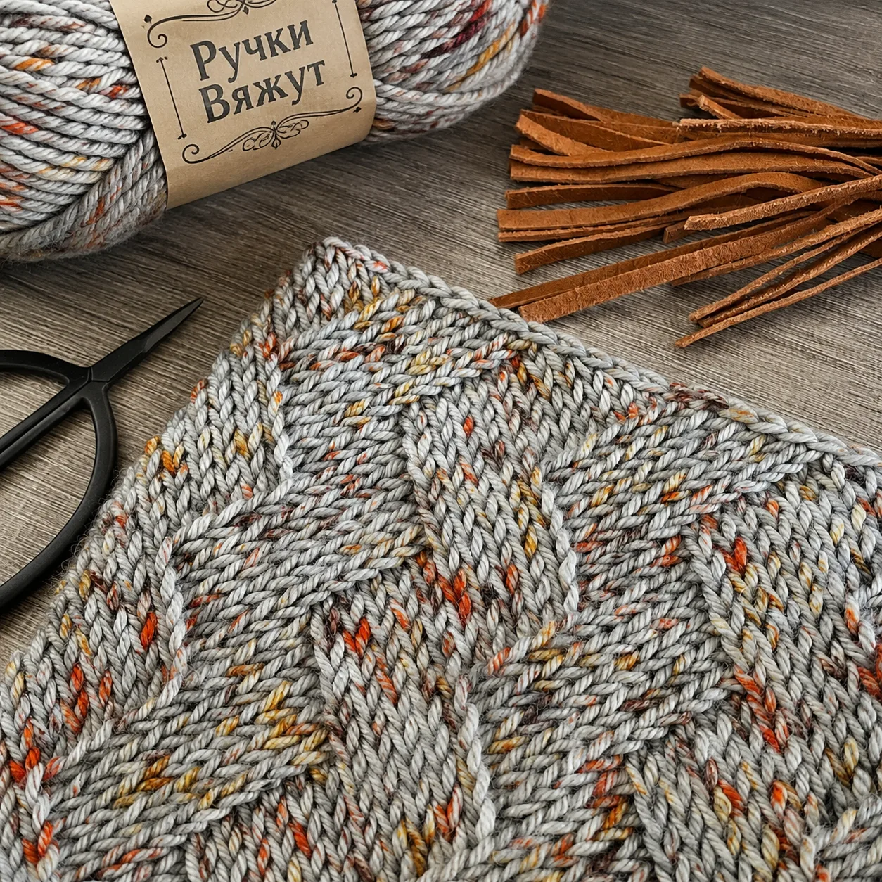 Интересный узор спицами! 🌿 Нитки Malabrigo Sock, они на этом узоре хорошо смотрятся.  Ряд 1: [вторую