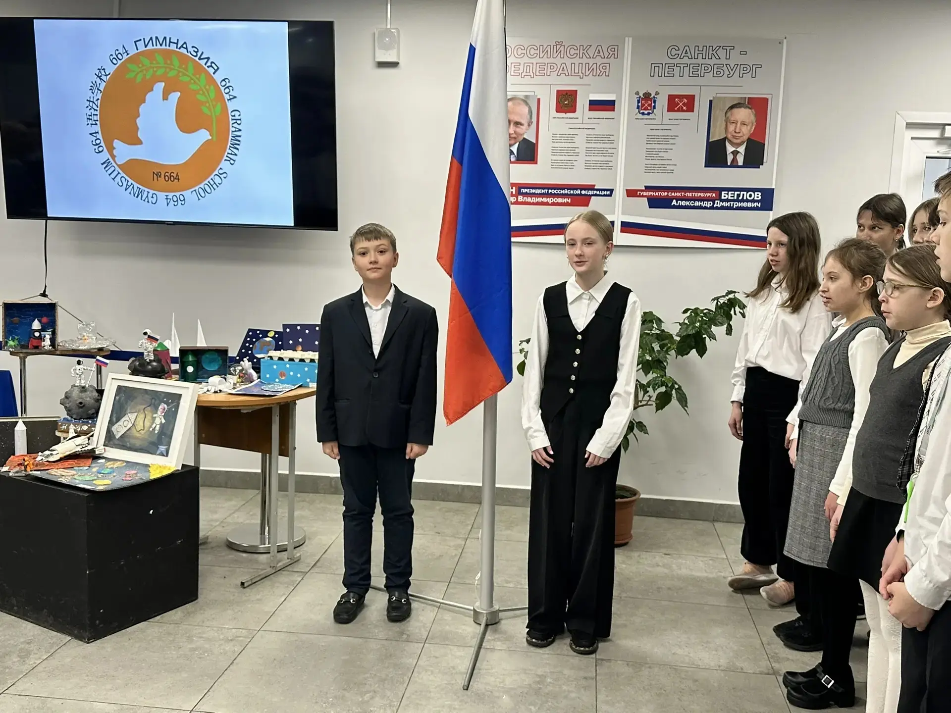 С Днём Земли: традиции, гордость и важные разговоры 🌍🇷🇺  Каждый понедельник в нашей гимназии начинае