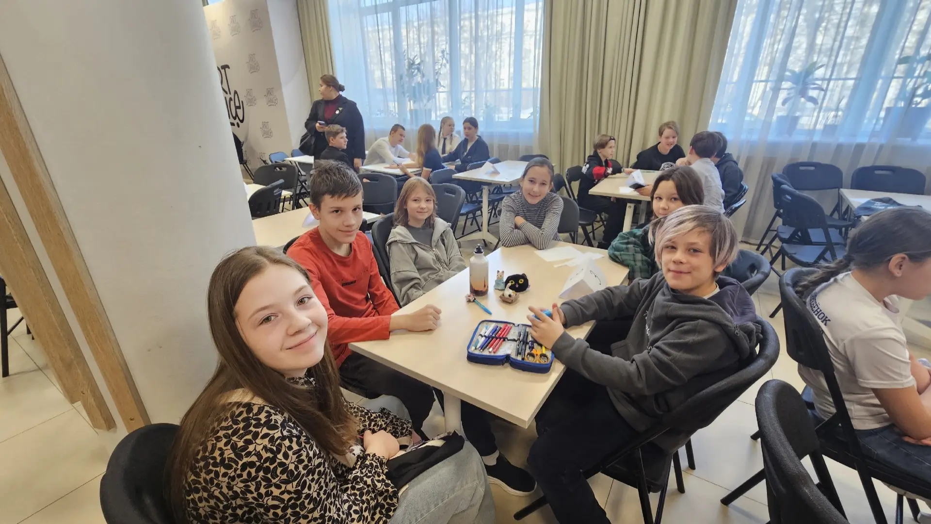 Команды учеников 2Е, 4Е, 5Г, 5Д и 8Д классов приняли участие в увлекательном интеллектуальном состяз