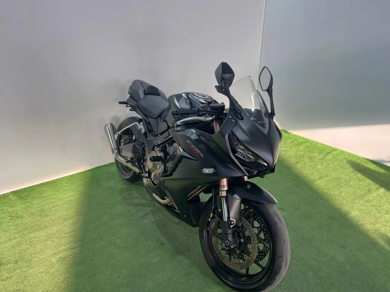 HONDA CBR650R в наличии во Владивостоке  Характеристики:  - 2020 год - объем 650 см3 - Аукцион AUCNE