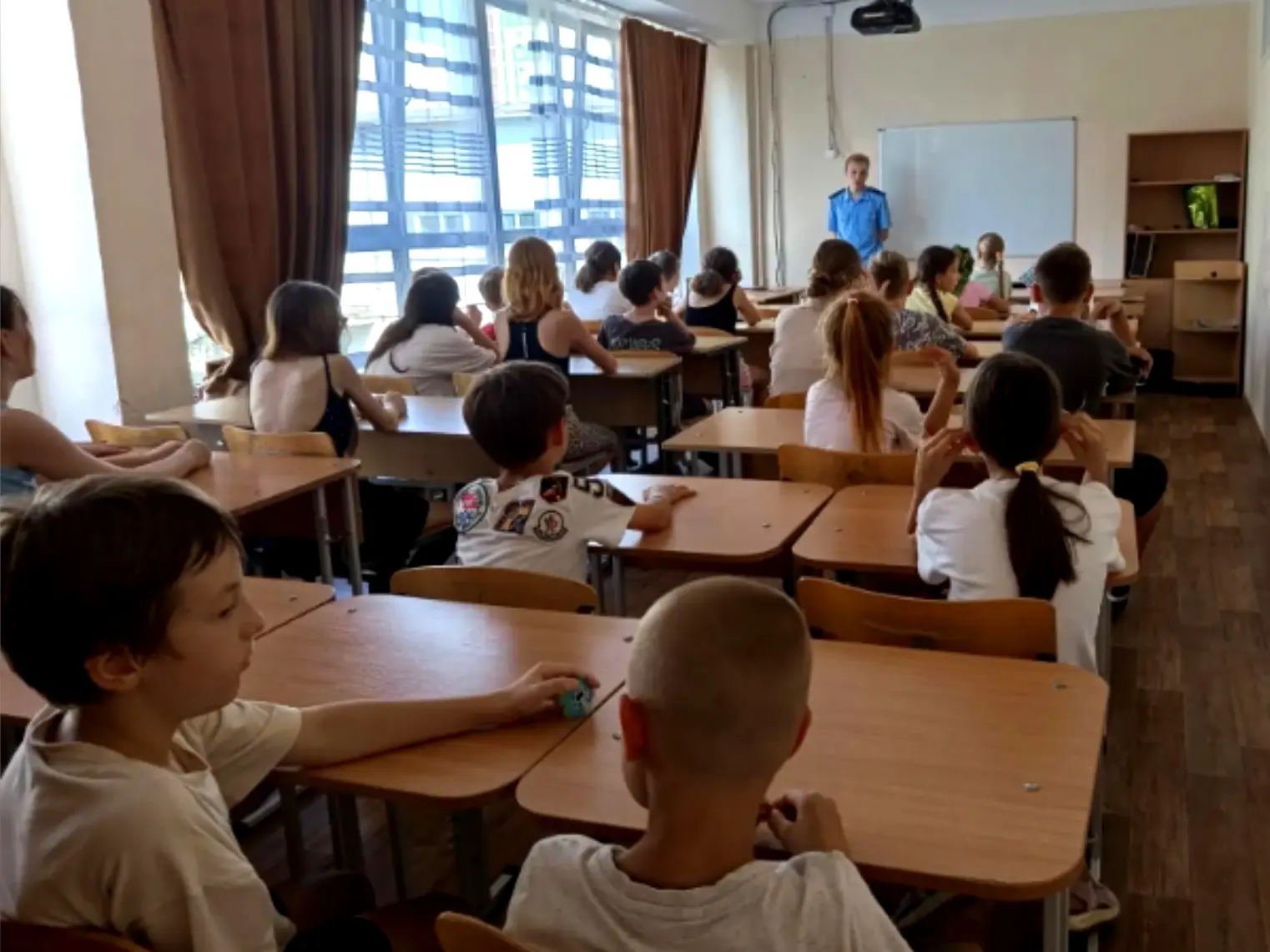 Во второй день смены в лагерь "Содружество 64" пришёл сотрудник транспортной прокуратуры Брытков Его