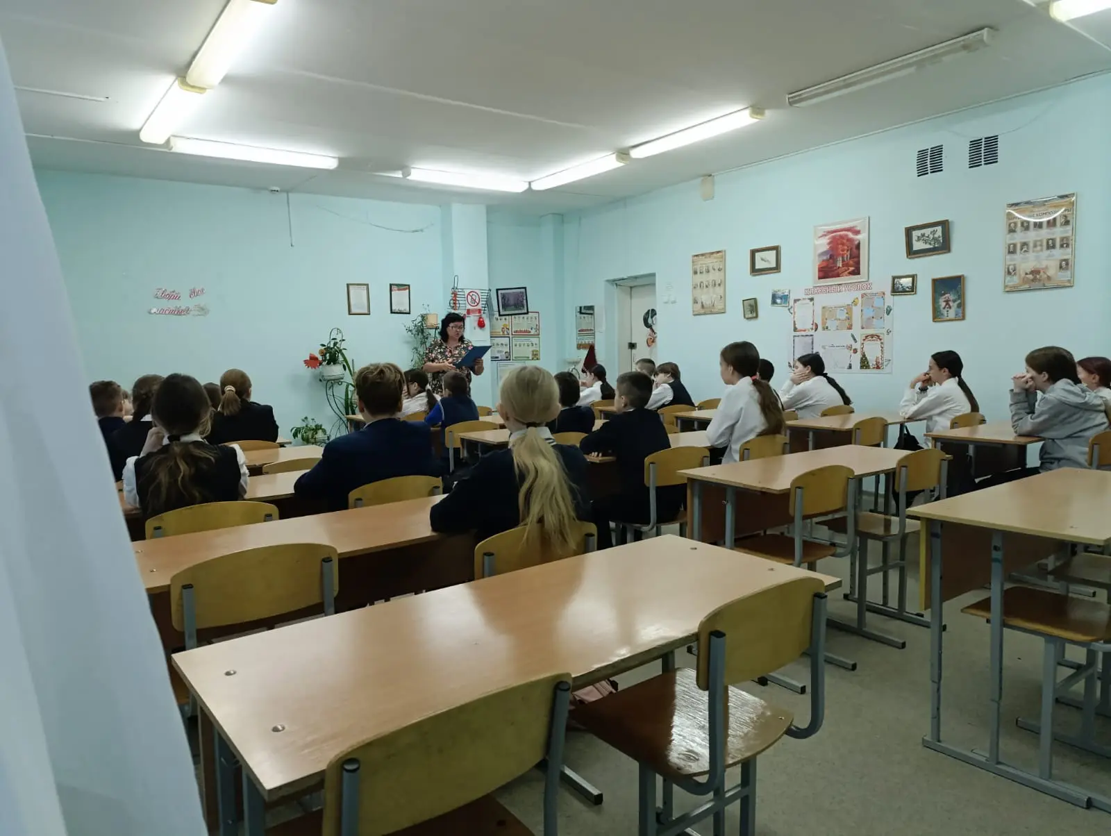 Новая учебная неделя в нашей школе традиционно началась с торжественного выноса флагов и исполнения 