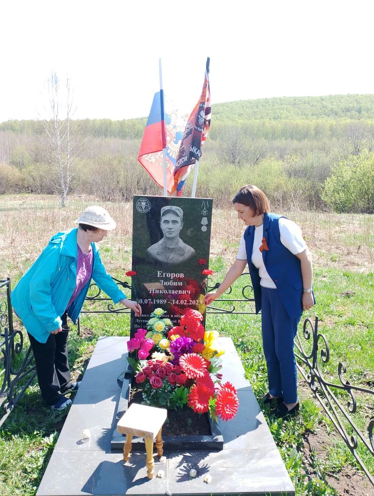 Накануне дня Победы  возложили цветы к могилам участников СВО погибших при исполнении в...