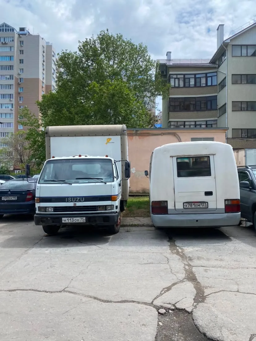 Уважаемые сотрудники ГИБДД, подписчики просят вас обратить внимание на данные два автомобиля, которы