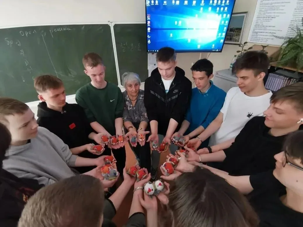 Победа куётся в «Тылу»: студенты и преподаватель ПТК СахГУ помогают фронту  Преподаватель математич