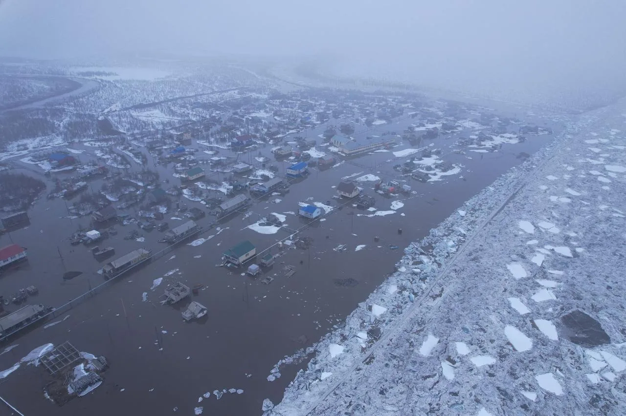 В Усть-Янске вода начала падать