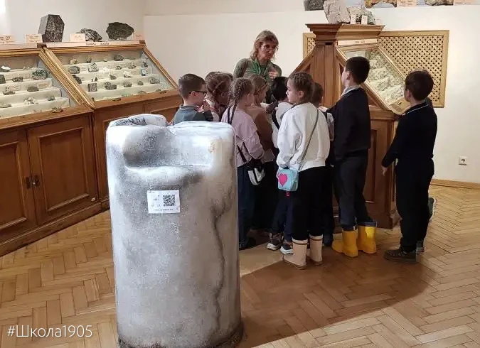 🪨 Как человек подружился с камнем  Ребята из 3 «Э» побывали на экскурсии «Как человек с камнем знако