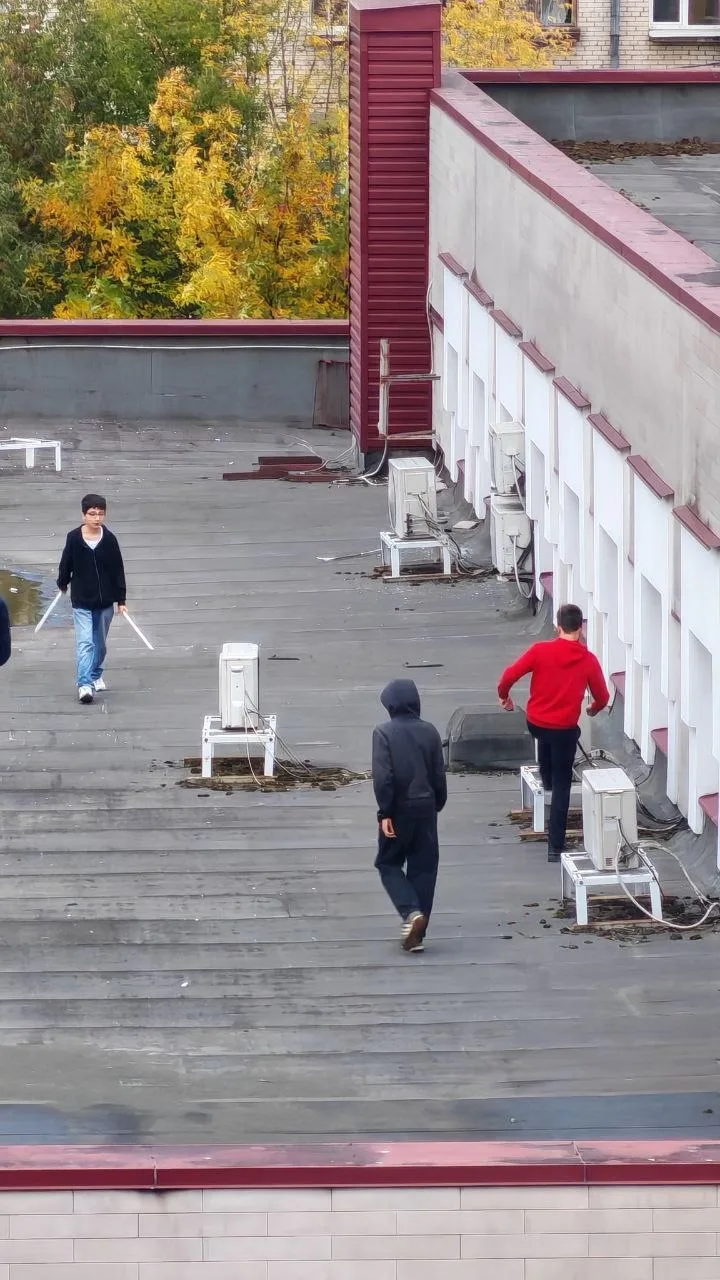 😡 РКЦ на Победе, уже второй раз вижу там одну и ту же группу подростков. Лазают, буяня...