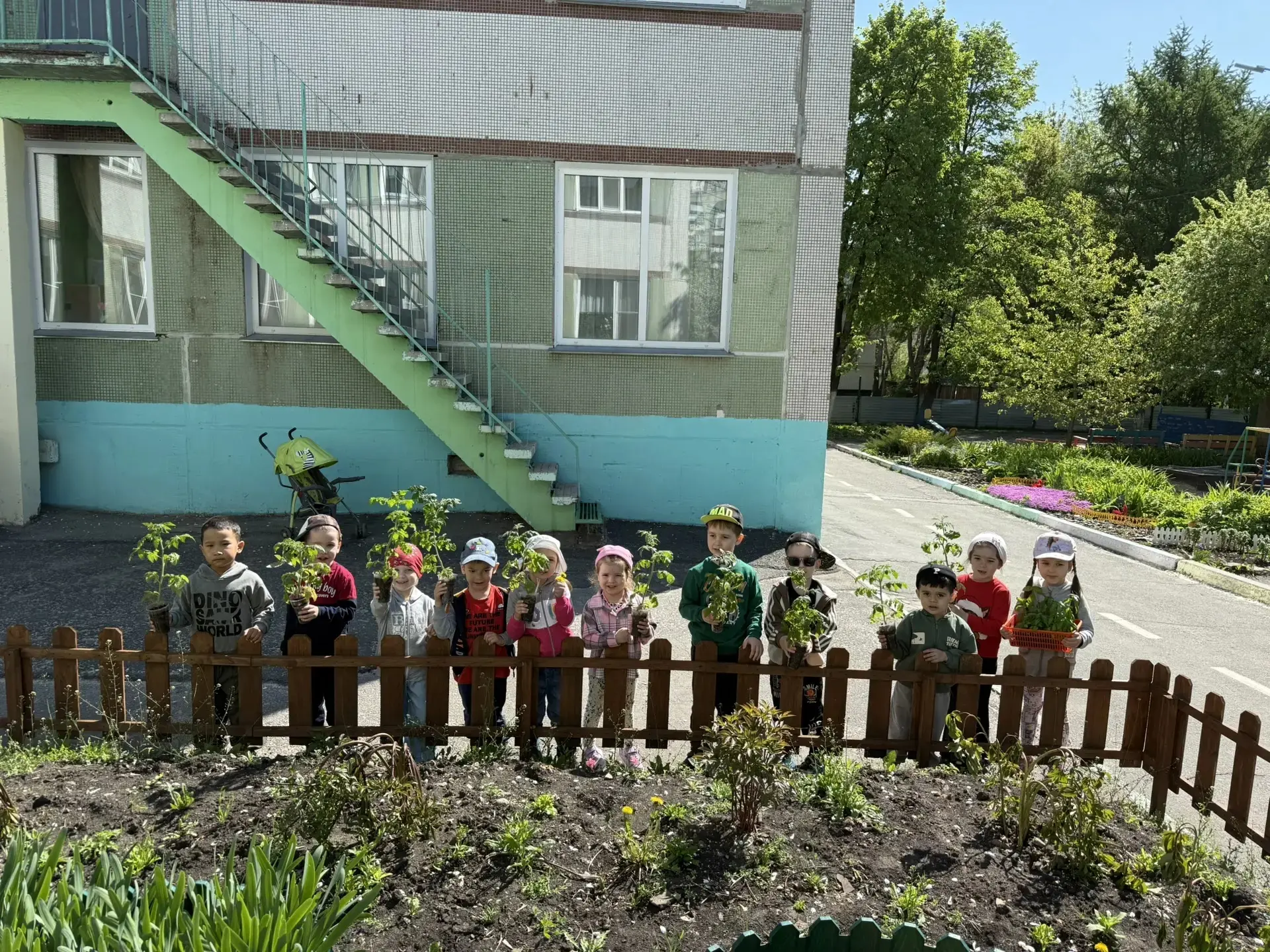 Первые всходы добра: маленькие руки помогают растить большие урожаи.
Воспитанники группы Птички помо