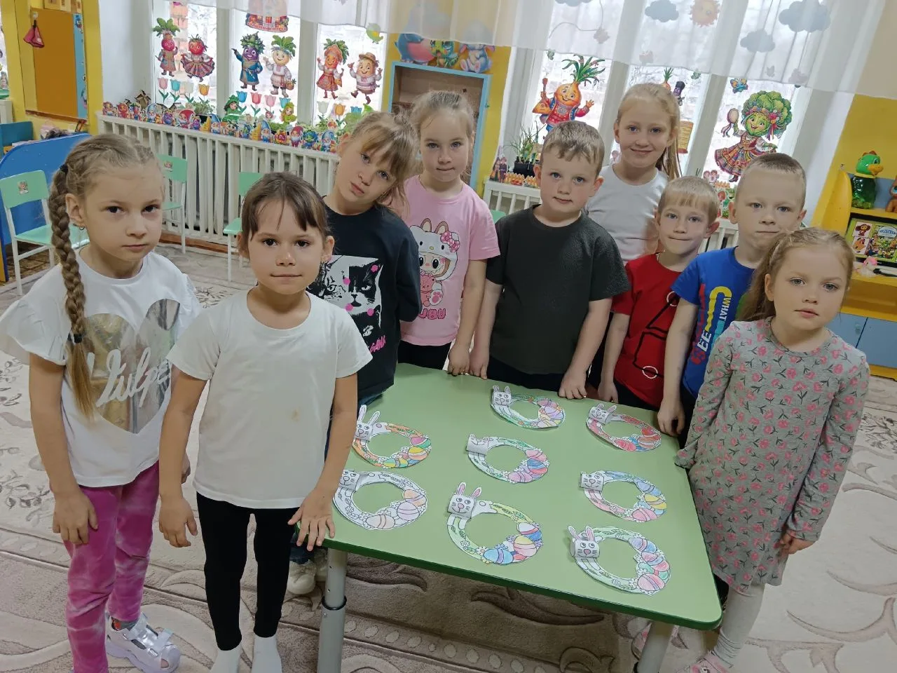 🐣🐣🐣
Словно яркая раскраска,
К нам домой, явилась Пасха.
Принесла в своём лукошке,
Яйца, булочки, 