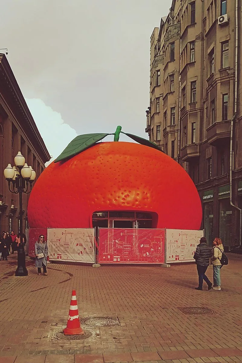 Сажают на Арбате мандарин