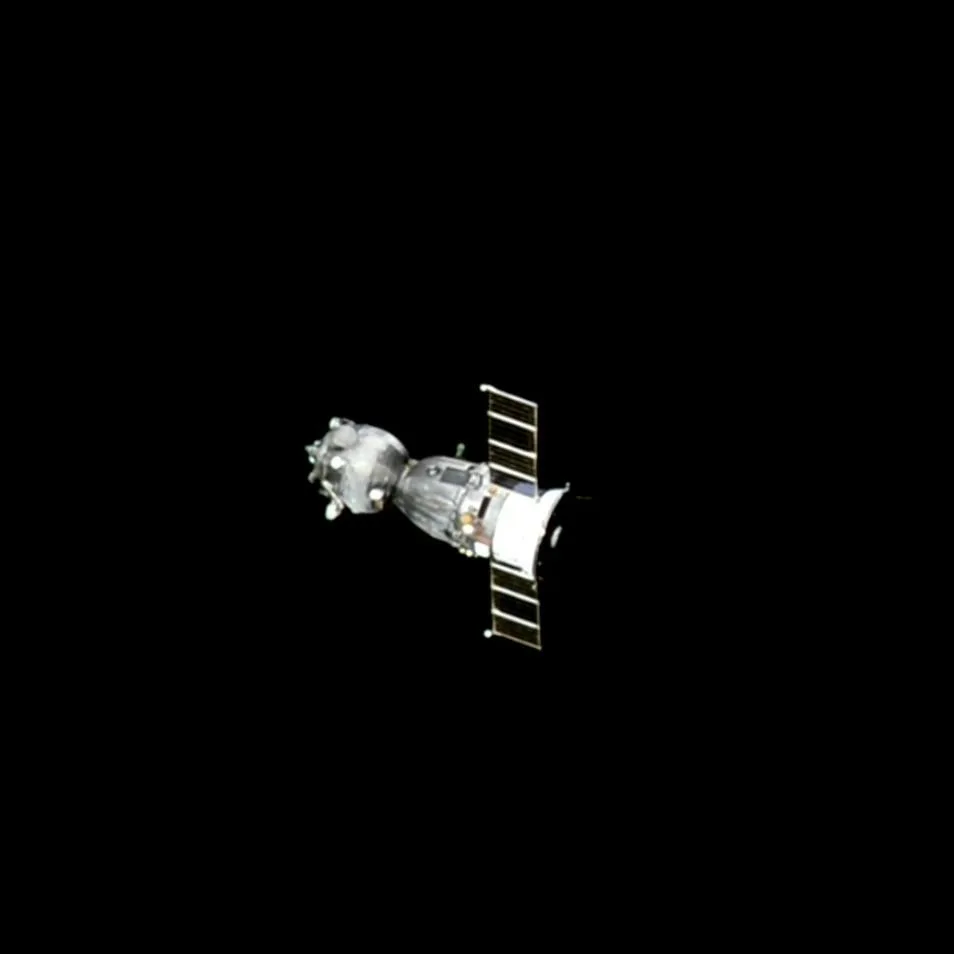 🚀 "Союз" начал спуск с орбиты