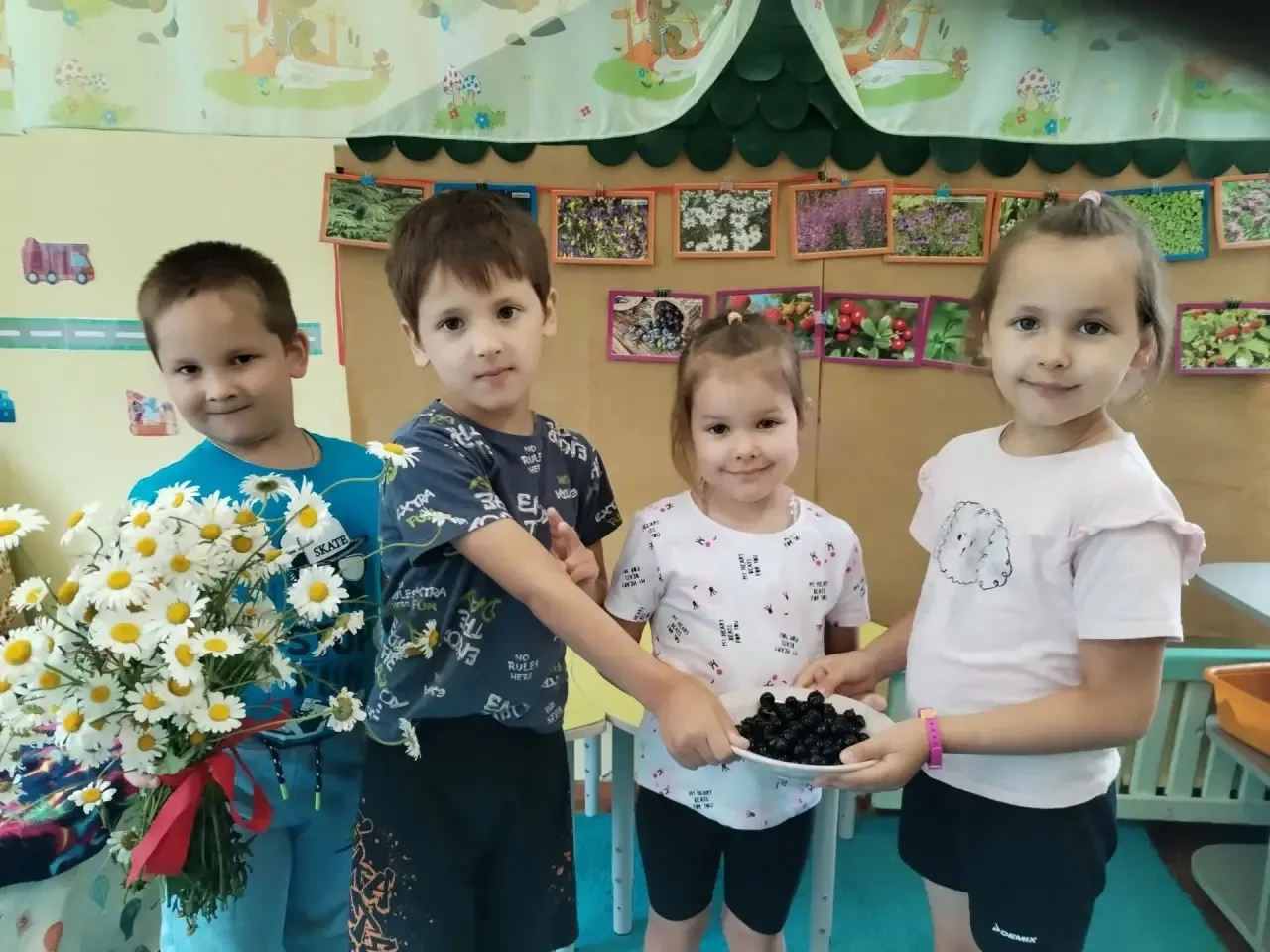 Ягодный день: лето в каждой ложке! 🍓

У семицветиков царило настоящее ягодно-цветочное настроение! 