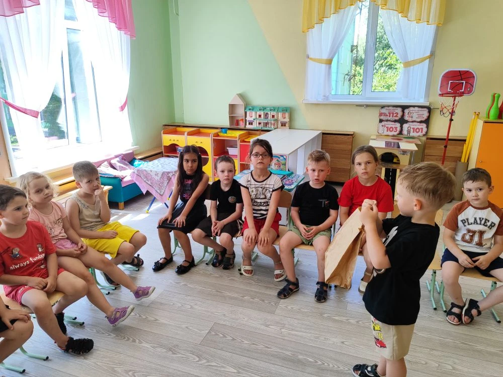 В группе "Капитошки" прошло занятие на тему «Сдай макулатуру-спаси дерево». И ребята  решили присоед