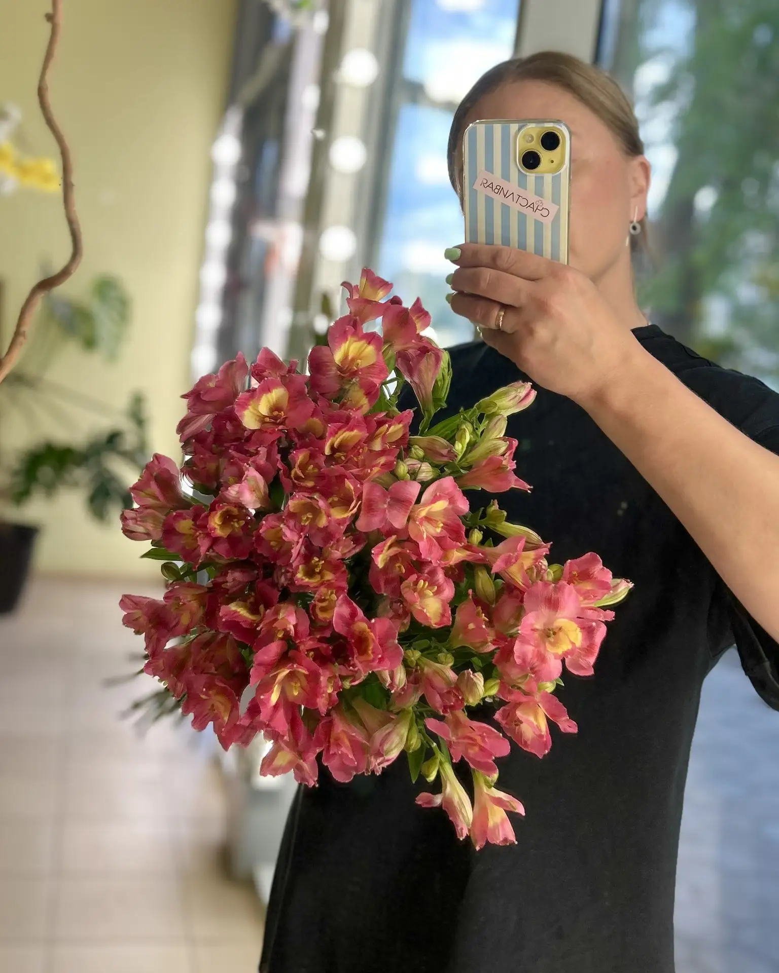 🌟 Встречайте: в «Счастливую» приехала альстромерия!

Эти цветы называют «перуанскими лилиями», и он
