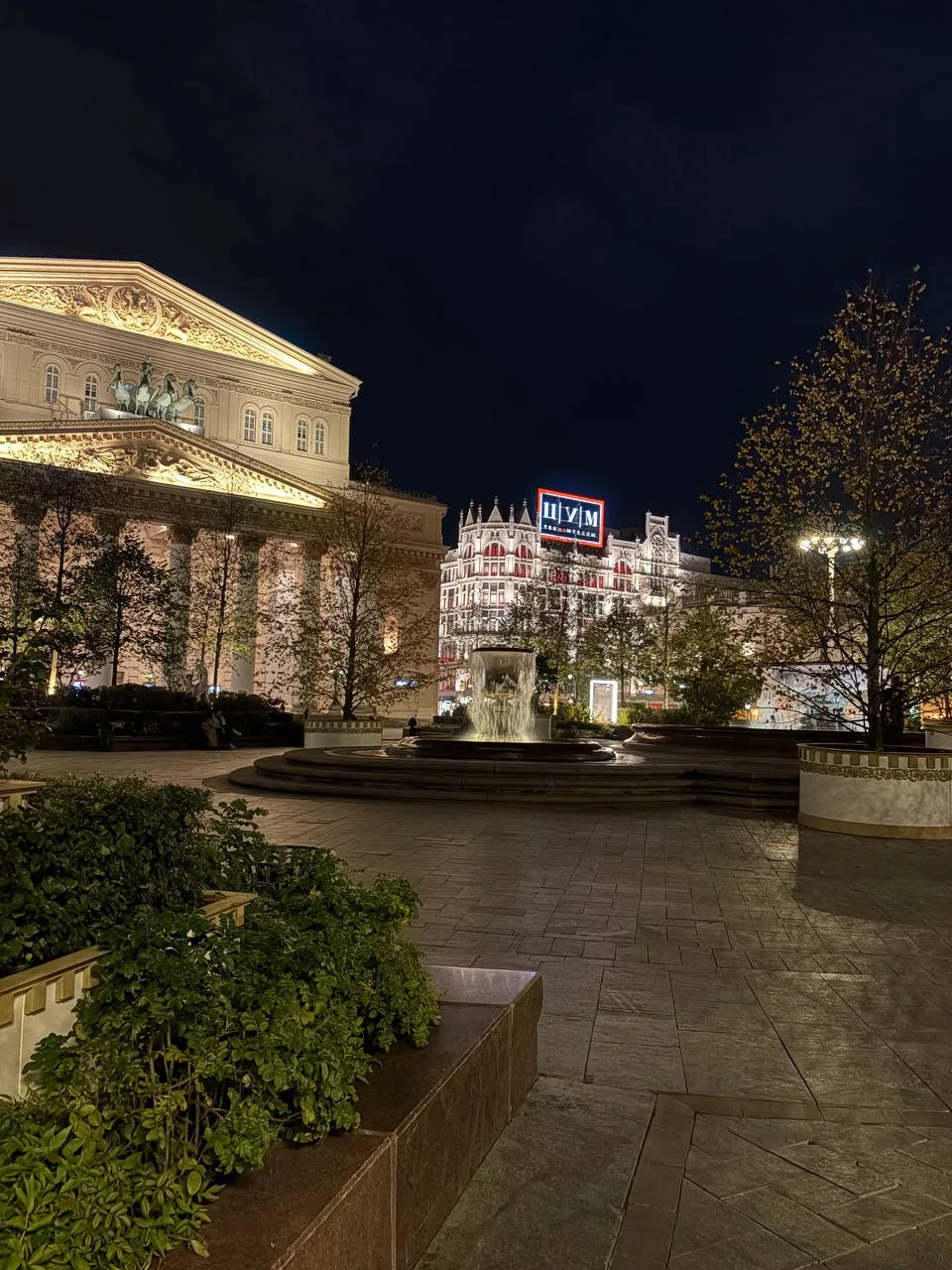 Москва вечером очень красивая, вся в огнях